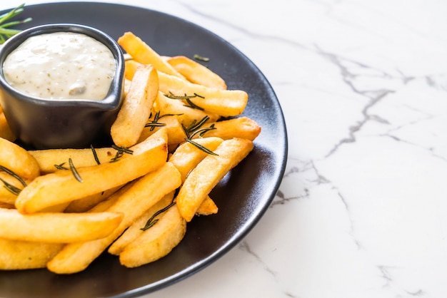 Pommes Frites mit Soße