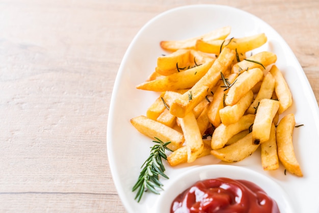 Pommes Frites mit Soße