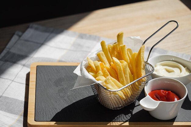 Pommes Frites mit verschiedenen Saucen