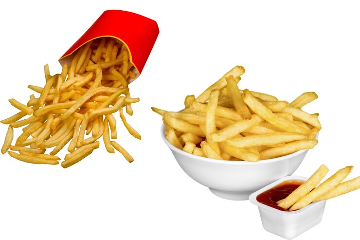 Pommes Frites oder frittieren Sie sie in einem Behälter auf weißem Hintergrund