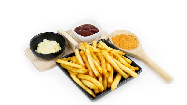 Pommes Frites oder Kartoffelchips mit Saucen, Sahne und Tomatenketchup auf weißem Hintergrund, selektiver Fokus