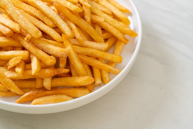 Pommes Frites oder Kartoffelchips mit Sour Cream und Ketchup