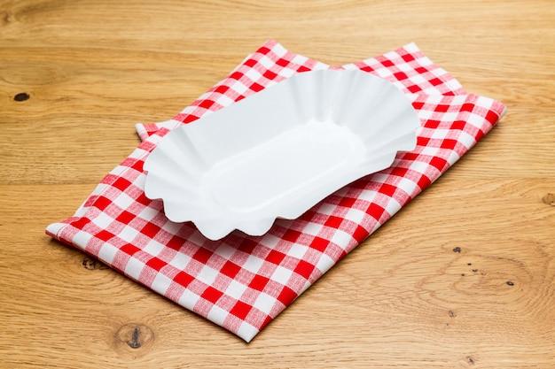 Foto pommes-frites-schale auf einer tischdecke