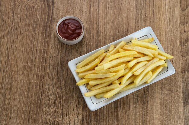 Pommes Frites schmackhaftes und herzhaftes Fast Food serviert mit Chilisauce Platz für Text