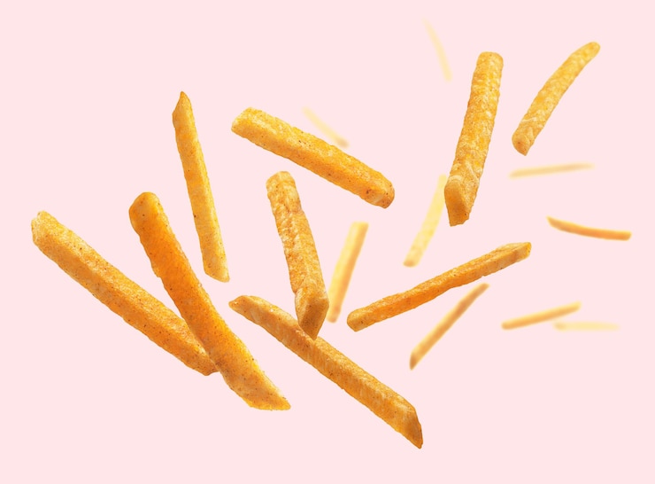 Foto pommes frites schweben auf einem weißen hintergrund