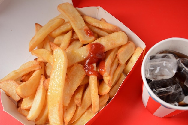 Pommes Frites und Erfrischungsgetränk. Traditionelles amerikanisches Fastfood