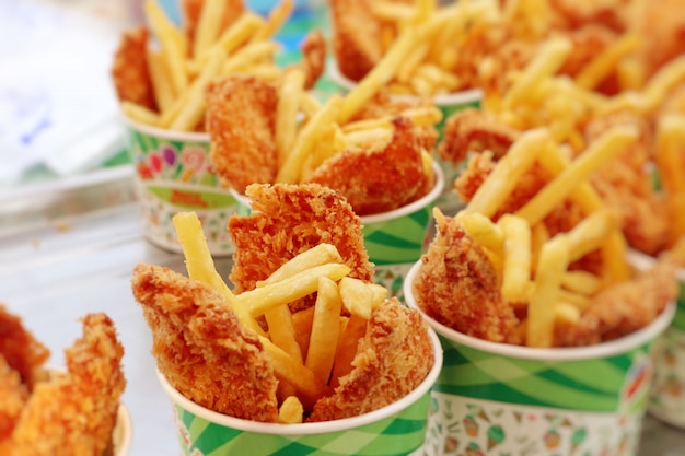 Foto pommes-frites und gebratenes huhn am markt