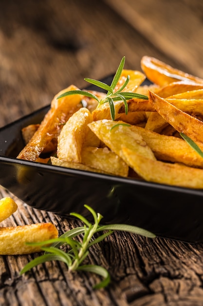 Pommes. Hausgemachte Kartoffelpommes mit Salz und Rosmarin.