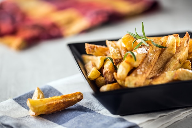 Foto pommes. hausgemachte kartoffelpommes mit salz und rosmarin.