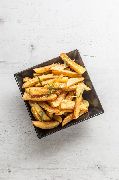 Pommes. Hausgemachte Kartoffelpommes mit Salz und Rosmarin.