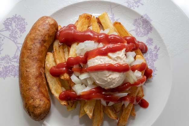 Foto pommes spezial mit mayonnaise ketchup und zwiebeln mit einer bratwurst deutsche wurst