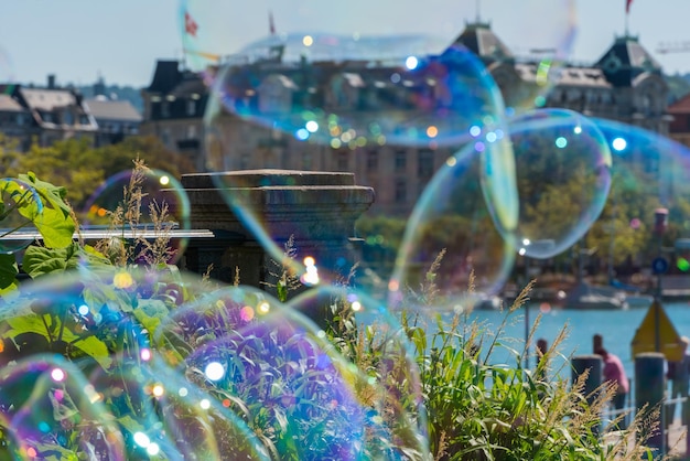 Pompas de jabón coloridas en una calle de la ciudad Zurich Suiza