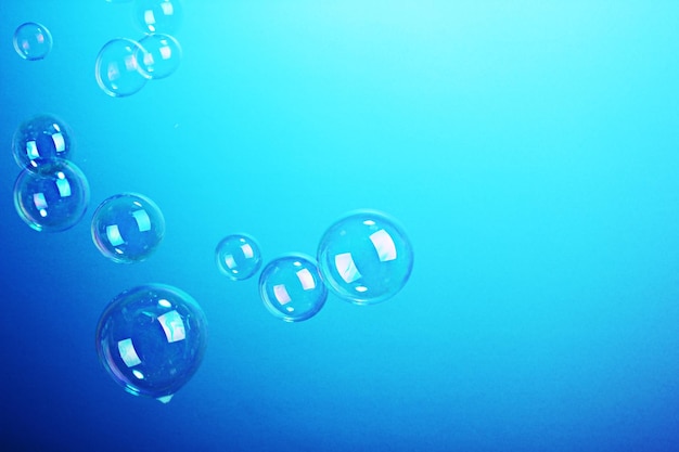 Pompas de jabón sobre fondo azul