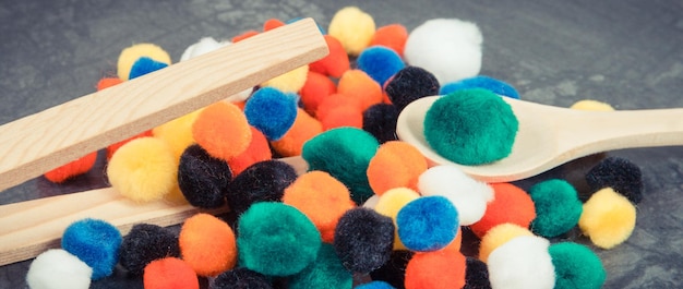 Pompons coloridos com colher e pinça Desenvolvimento da coordenação motora infantil, criatividade e raciocínio lógico