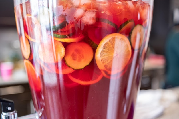 Ponche de frutas não alcoólico no dispensador pronto para beber