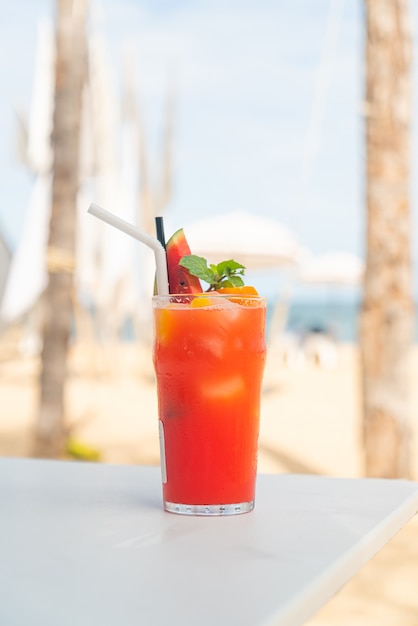 ponche de frutas frescas con fondo de playa de mar