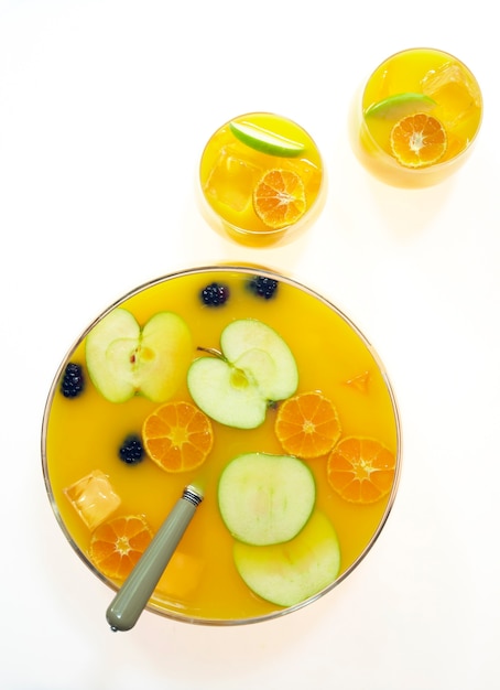 Ponche de frutas en mesa blanca