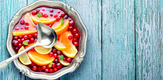 Ponche de frutas en un tazón