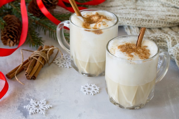 Ponche de huevo casero para Navidad con canela