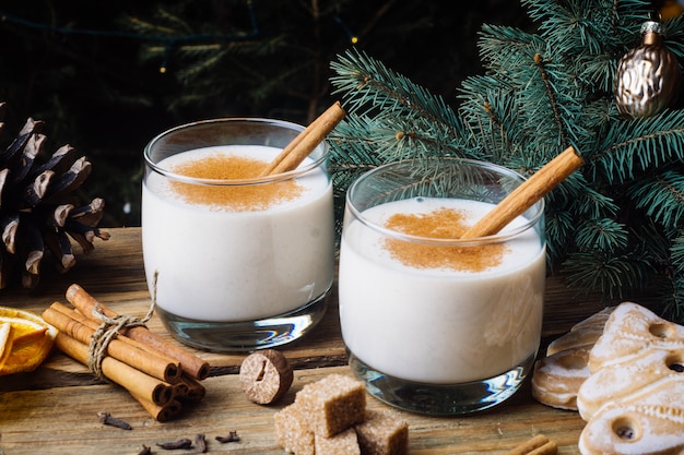 Ponche de huevo (egg-nog), bebida tradicional de invierno de Navidad con canela, clavo y nuez moscada. Bebidas caseras Invierno Navidad humor.