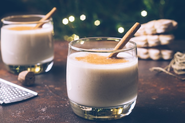 Ponche de huevo (egg-nog), bebida tradicional de invierno de Navidad con canela, clavo y nuez moscada. Bebidas caseras Invierno Navidad humor.