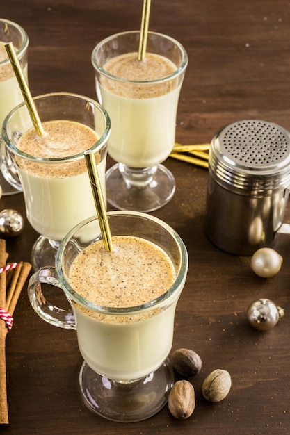 Ponche de huevo tradicional de bebida navideña adornado con nuez moscada.