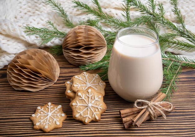 Ponche de huevo tradicional bebida navideña con galletas de jengibre y canela Galletas y leche para Santa Claus