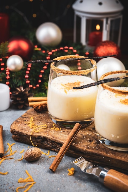 Ponche de huevo tradicional Comida y bebida festiva de Navidad