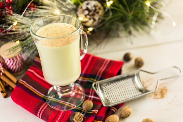 Ponche de huevo tradicional de vacaciones adornado con nuez moscada recién molida.