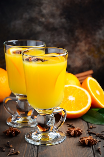 Ponche de naranja cóctel con canela, anís y clavo