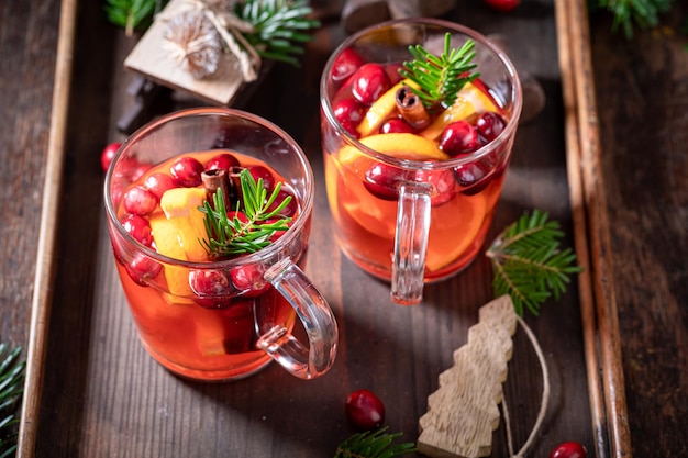 Ponche navideño caliente con naranja, arándano y canela