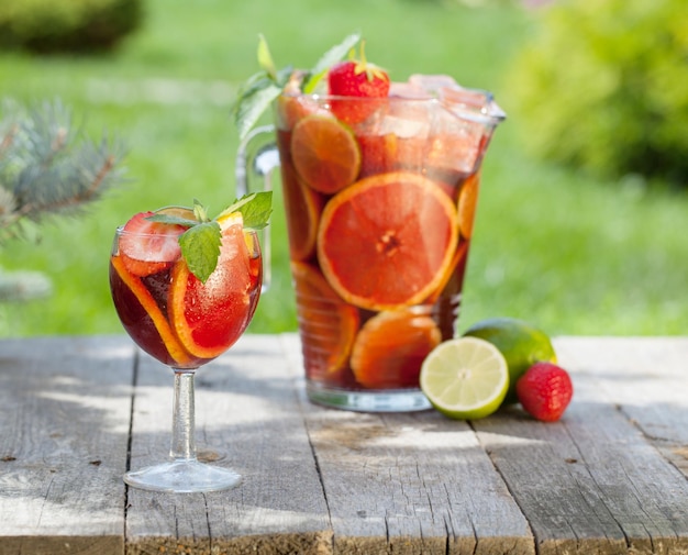 Ponche refrescante de sangria de frutas