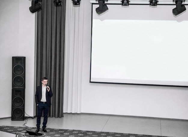 Ponente en conferencias de negocios de pie frente a la Junta para presentaciones de negocios