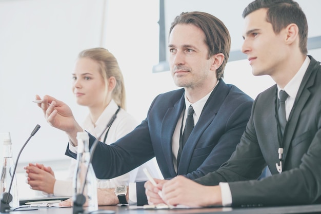 Ponentes en reunión de negocios