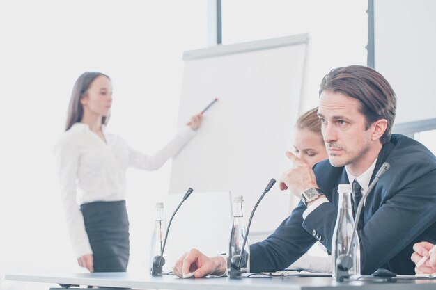 Ponentes en reunión de negocios