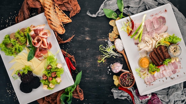 Poner aperitivos fríos Paté de tocino y queso Vista superior Sobre un fondo de madera Copiar espacio