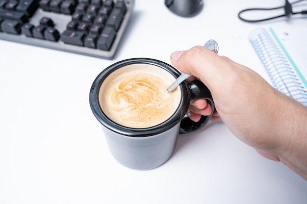 Poner café con leche en el horario de trabajo en la oficina en casa.