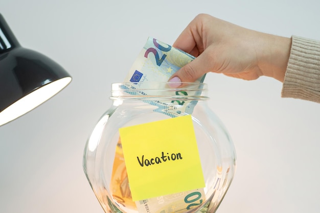 Poner dinero en euros al banco con inscripción Vacaciones