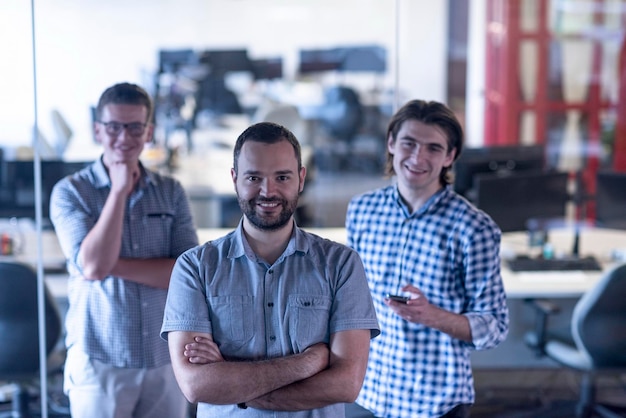 Foto poner en marcha el retrato del equipo de negocios en el interior de la oficina moderna