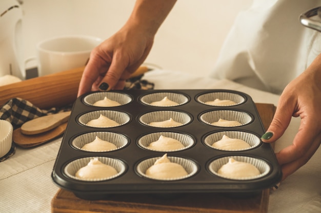 Foto poner masa de magdalenas en el horno