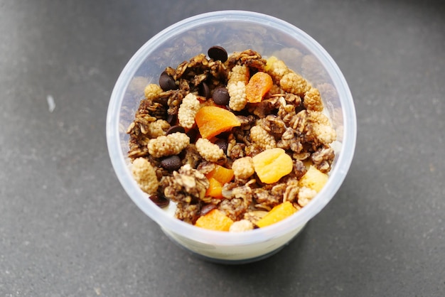 Poner yogur en granola Musli en un bol