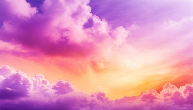 Ponerse el sol de color rosa púrpura cielo colorido con nubes fondo con espacio para el diseño