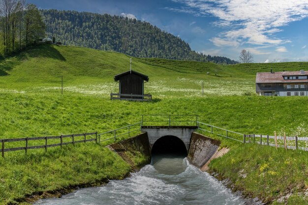 Ponerse el sol en las dolomitas en los verdes valles y montañas