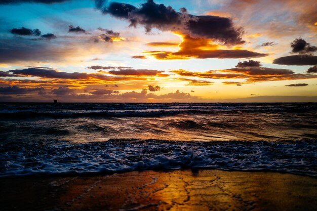 Foto ponerse el sol sobre el mar