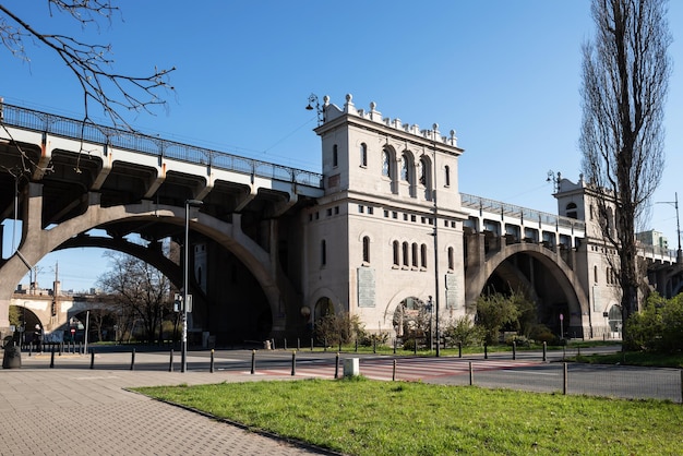 Poniatowski-Brücke in der Stadt Die Stützen der Brücke sind wie Festungstürme Warschau Polen