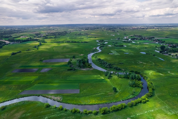 Ponidzie con río Nida en Polonia en primavera