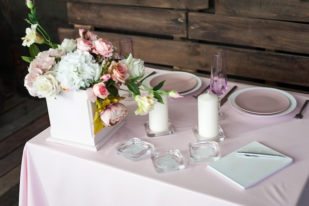 Poniendo la mesa de boda para una pareja joven