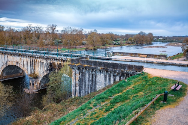 Pont acueducto Boat canal puente sobre el río Laura a principios de la primavera Digoin Francia