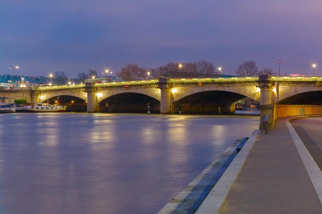 Pont de la Concorde en la noche en París Francia