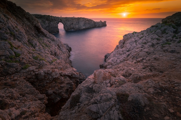 Pont d'en gil arco na ilha de menorca, nas ilhas baleares, espanha.